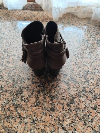 Botines marrones con detalle trenzado