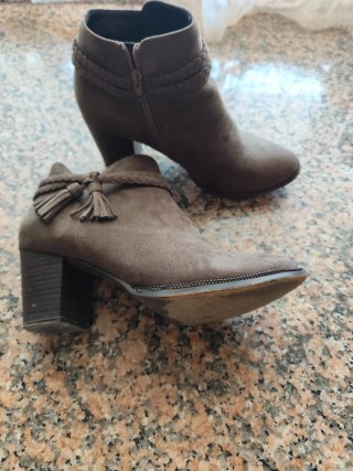 Botines marrones con detalle trenzado
