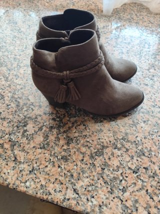 Botines marrones con detalle trenzado