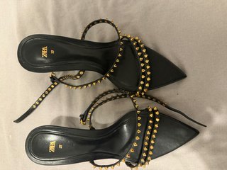 Tacones Zara Negros con Tachuelas Doradas T.37