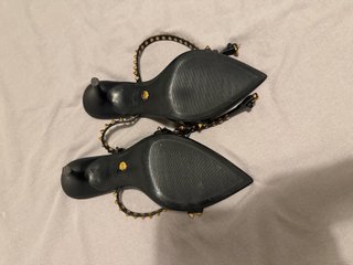 Tacones Zara Negros con Tachuelas Doradas T.37