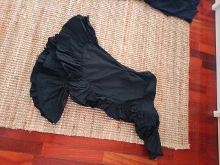 Abito Zara nero monospalla con rouches