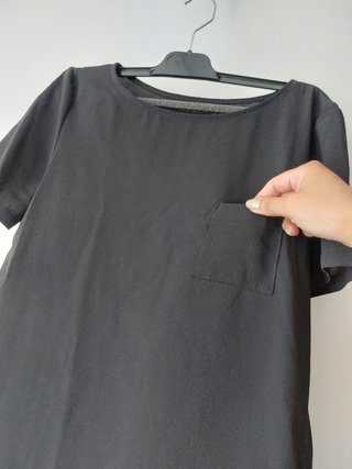 Camiseta negra con bolsillo