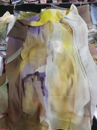 Pañuelo estampado morado y amarillo