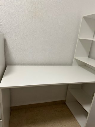 Escritorio Blanco con Estantería