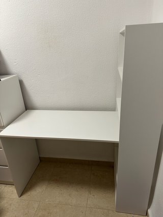 Escritorio Blanco con Estantería