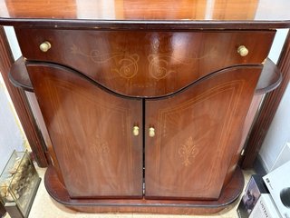 Recibidor clásico madera y espejo