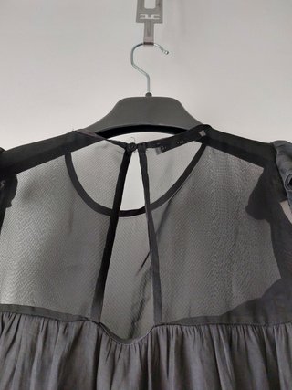 Blusa negra con transparencias