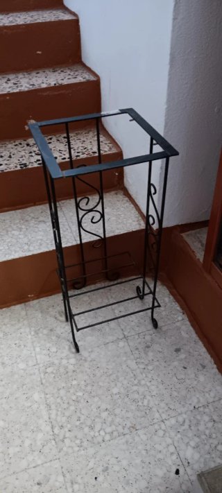 Mueble metálico negro