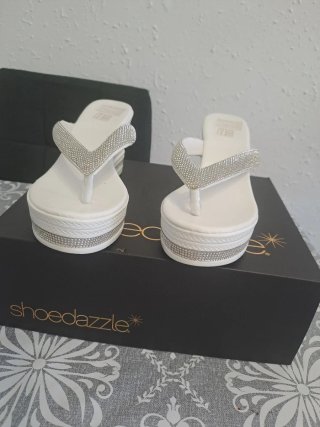 Sandalias cuña ShoeDazzle plateadas y blancas