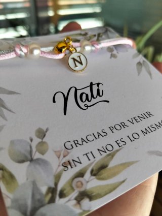 PULSERAS CON INICIAL + TARJETÓN PERSONALIZADO