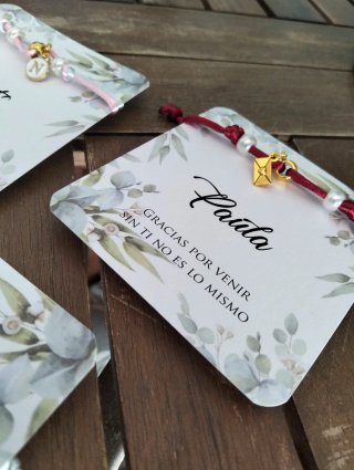 PULSERAS CON INICIAL + TARJETÓN PERSONALIZADO