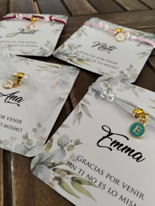 PULSERAS CON INICIAL + TARJETÓN PERSONALIZADO