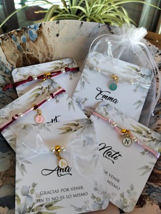 PULSERAS CON INICIAL + TARJETÓN PERSONALIZADO