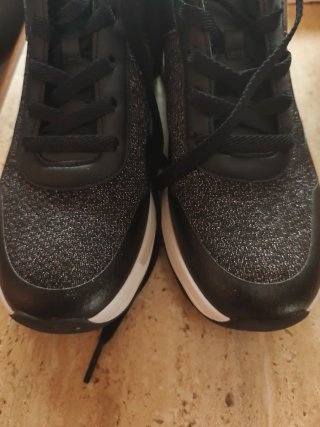Zapatillas Skechers Negras y Plateadas