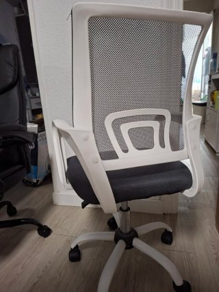 Silla de escritorio gris y blanca