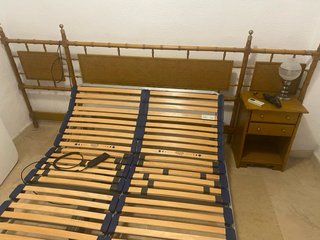 Cama articulada con cabecero y mesita