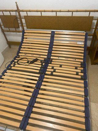 Cama articulada con cabecero y mesita