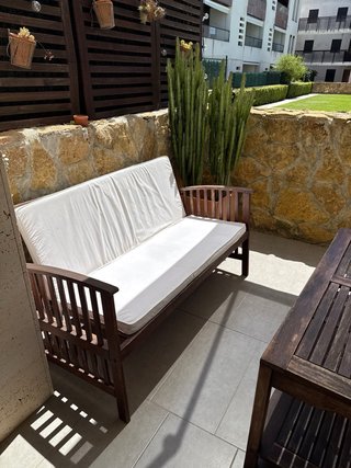 Sofa y mesa de exterior de madera