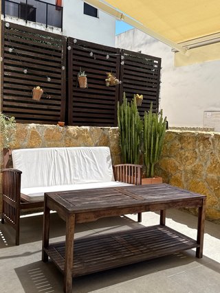 Sofa y mesa de exterior de madera