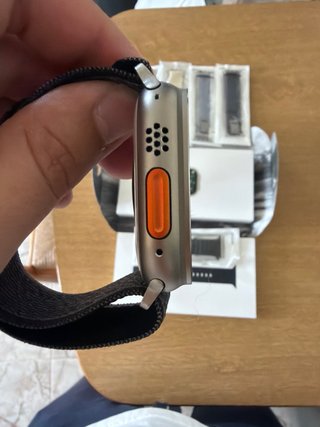 Apple Watch Ultra Grigio con Cinturino Arancione