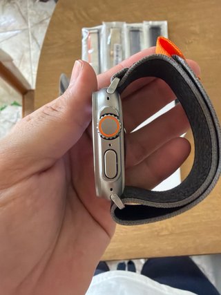 Apple Watch Ultra Grigio con Cinturino Arancione