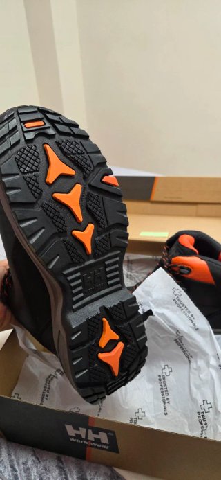 Botas de trabajo Helly Hansen HH negras y naranjas