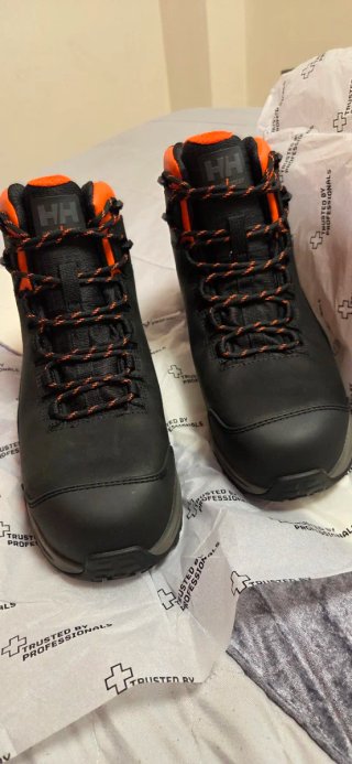 Botas de trabajo Helly Hansen HH negras y naranjas