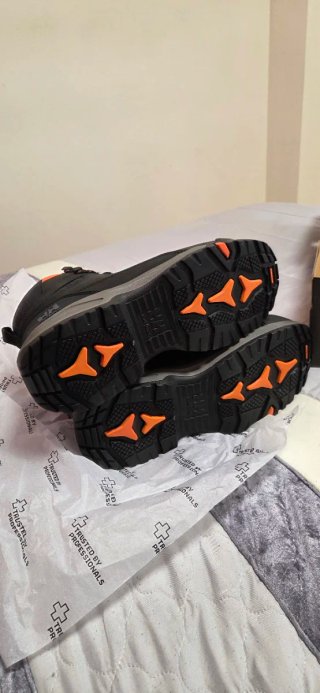 Botas de trabajo Helly Hansen HH negras y naranjas