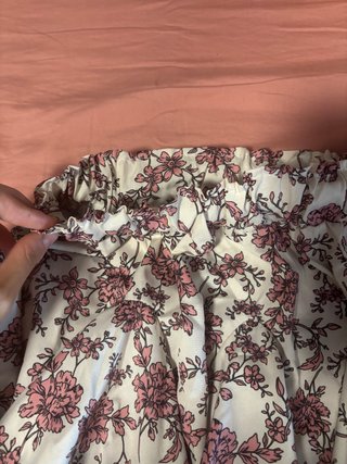 Falda corta floral rosa y blanca