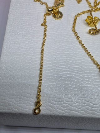 Conjunto collar y pendientes infinito