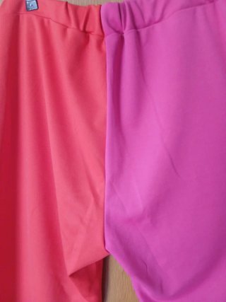 Pantalones anchos fucsia y naranja