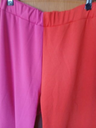 Pantalones anchos fucsia y naranja