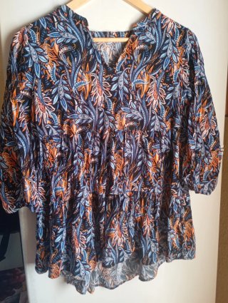 Blusa estampada azul y naranja
