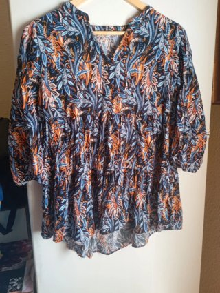 Blusa estampada azul y naranja