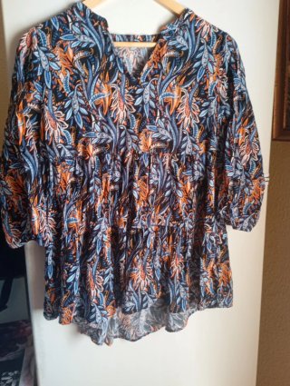 Blusa estampada azul y naranja