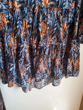 Blusa estampada azul y naranja