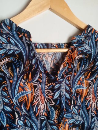 Blusa estampada azul y naranja