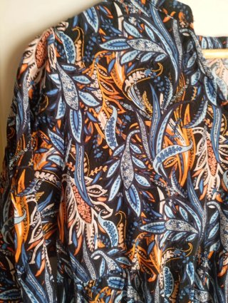 Blusa estampada azul y naranja
