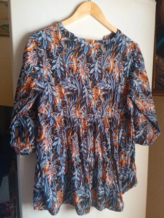 Blusa estampada azul y naranja