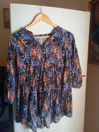 Blusa estampada azul y naranja