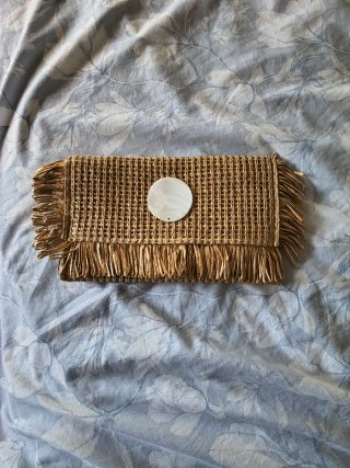 Bolso de mano rafia con flecos y detalle