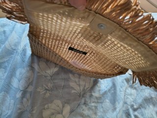 Bolso de mano rafia con flecos y detalle