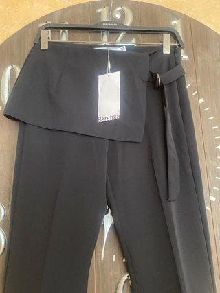 Pantalón negro Bershka con falda