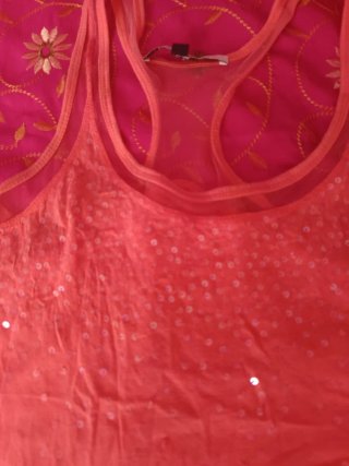 Camiseta naranja con lentejuelas