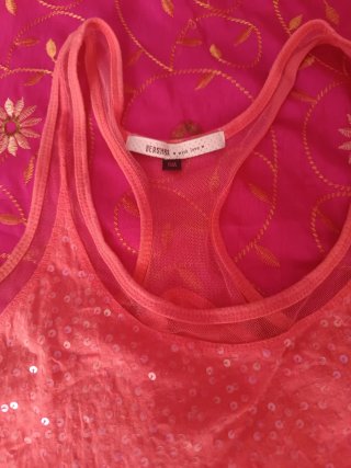 Camiseta naranja con lentejuelas