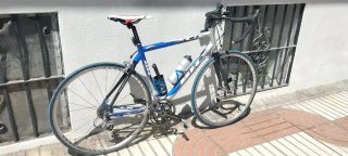 Bicicleta de carretera BH azul y blanca