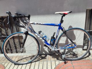 Bicicleta de carretera BH azul y blanca