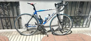 Bicicleta de carretera BH azul y blanca