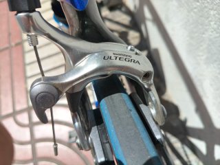 Bicicleta de carretera BH azul y blanca